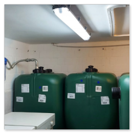 Montierte Haustanks zur Regenwasserspeicherung, Fassungsvermögen je 750 Liter